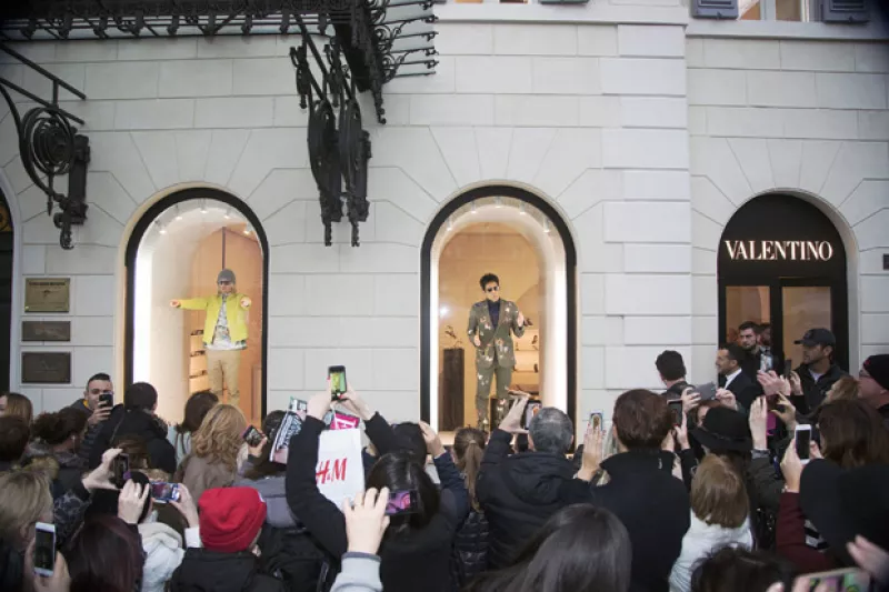 Ben Stiller y Owen Wilson lograron que una multitud se aglomerara afuera de la boutique de la marca, en Roma, donde interpretaron de manera divertida a los extravagantes protagonistas de la película.