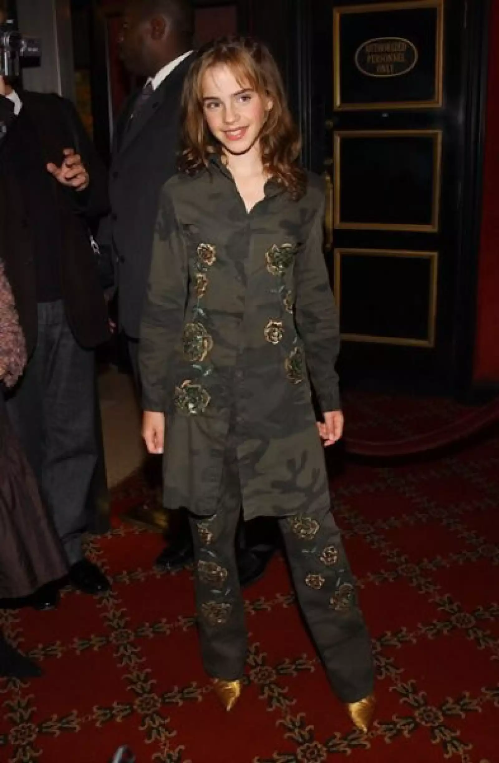 Y aquí usando una mezcla de kimono bordado y estilo militar, nada parecido a lo que usa hoy en día.