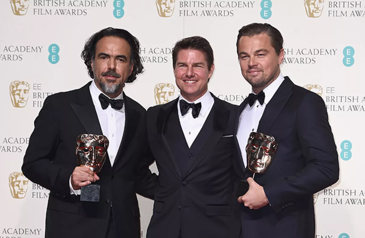 El actor posó con Alejandro González Iñárritu y Leonardo DiCaprio como ganadores de la categoría Best Film.