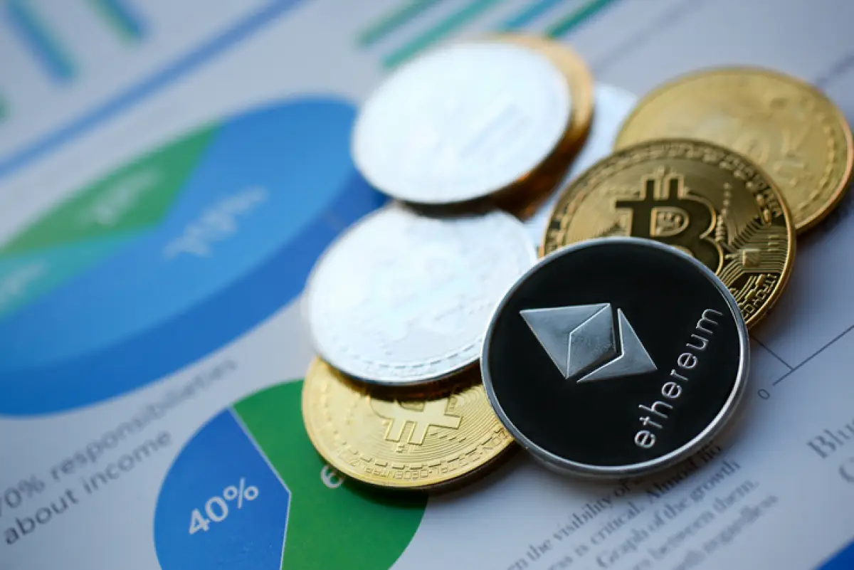 Monedas con los símbolos del bitcoin y del ether.