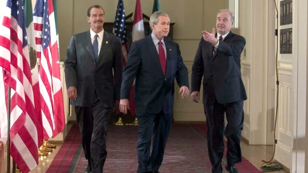 El presidente de México, Vicente Fox, el presidente de Estados Unidos, George W. Bush, y el primer ministro de Canadá, Paul Martin, caminan para dar una conferencia de prensa.