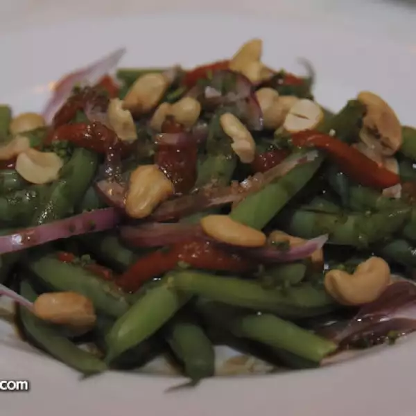 Ensalada de ejotes y nuez de la India