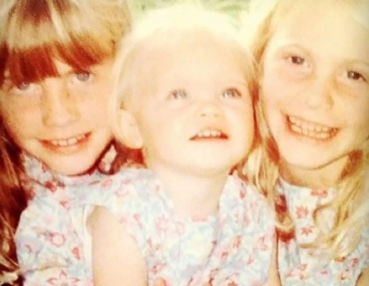 Cara con sus hermanas.