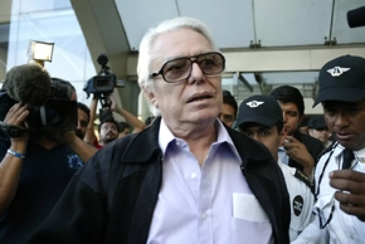 Enrique Guzmán, padre de la cantante, habló ayer con la prensa y dijo que lo primero que dijo su hija al despertar tras la operación fue "paz y amor".