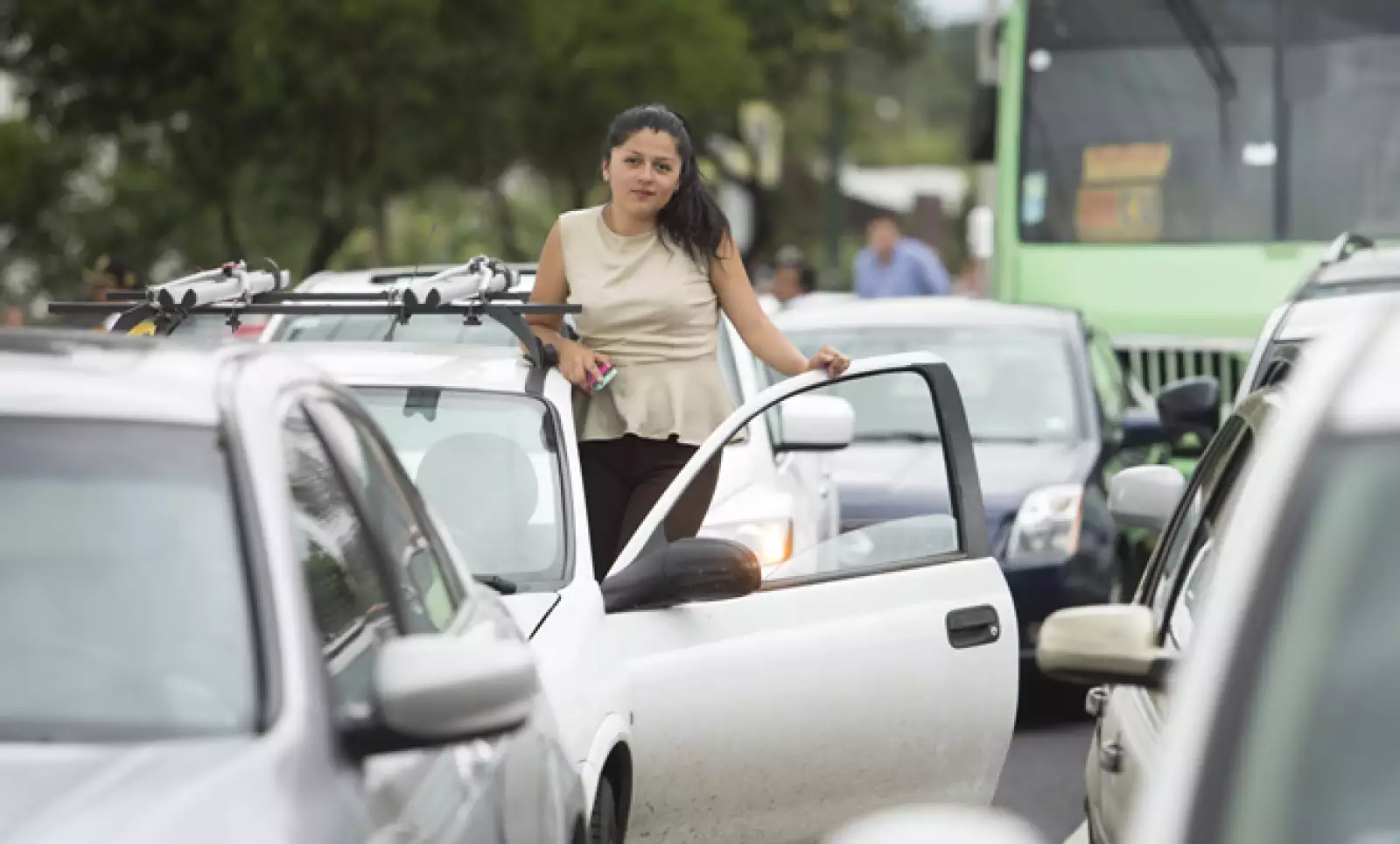 Decenas de manifestantes protestaron este martes contra las nuevas medidas del programa Hoy no circula, lo que generó un severo caos vial en la Ciudad de México.