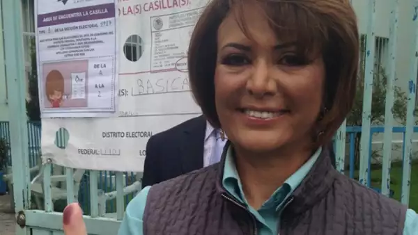 La candidata al gobierno capitalino de Nueva Alianza, votó a las 9:30 horas en la casilla B de la sección 4987, ubicada en Paseo de la Reforma 1125, en la Escuela Chapultepec.