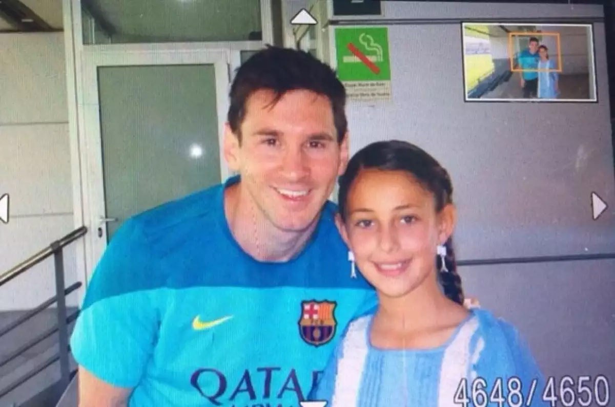 Como parte de su trabajo, la periodista deportiva tuvo acceso a una charla con el jugador del Barcelona, en la que su hija María Inés, quien lo admira, pudo convivir y tomarse una foto con él.