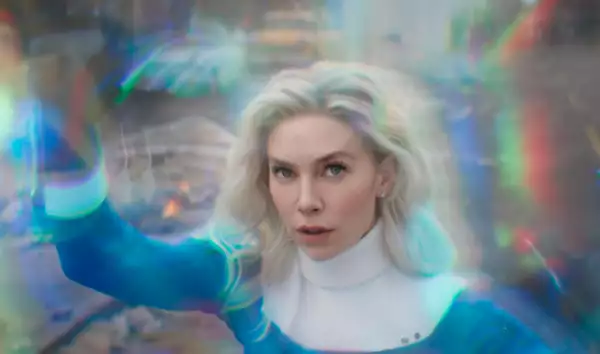 Foto de una escena de la nueva película de los 4 Fantásticos con Vanessa Kirby caracterizada como la Mujer Invisible.