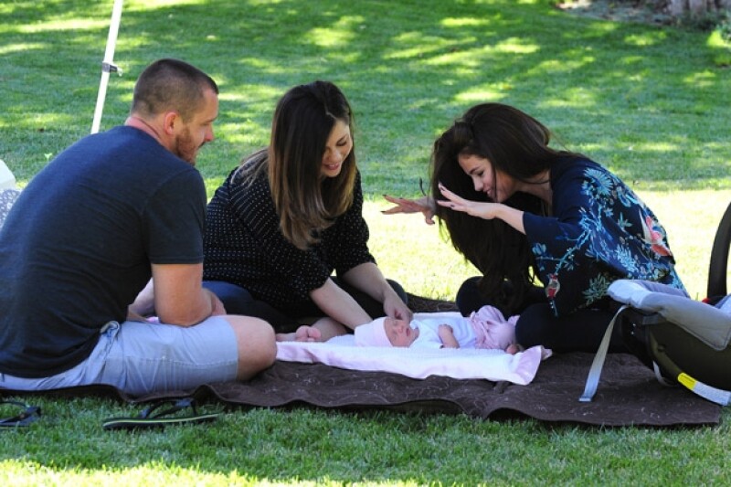 La mamá de Selena y su esposo Brian Teefey visitaron a Selena durante un photo shooting a unas semanas de que Sissy naciera.