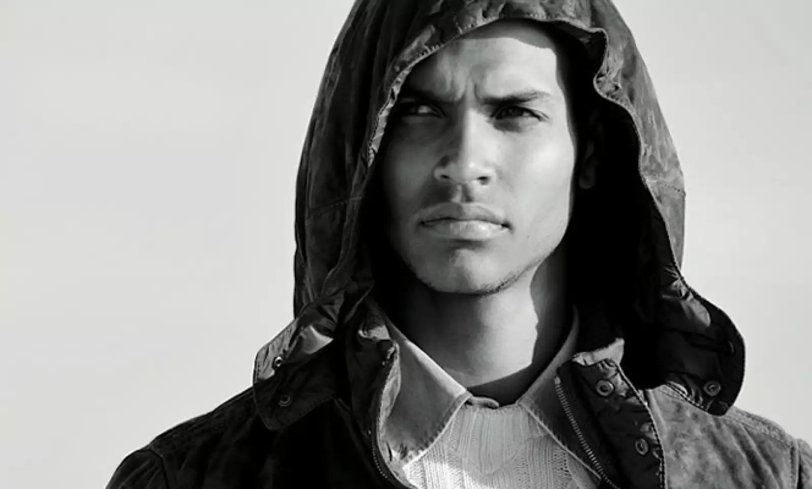 En una tarde de fin de semana puedes combinar el estilo casual sin perder elegancia.