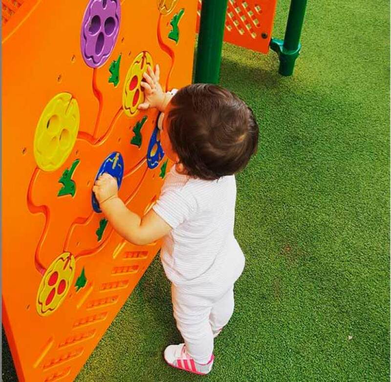 La pequeña Caro fascinada por este juego de formas y colores.