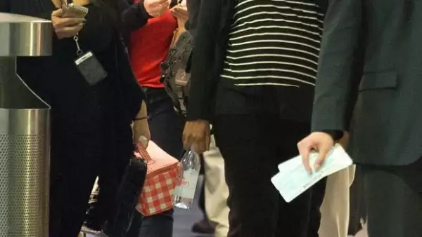 La estrella de “Guardians of the Galaxy” apareció en Nueva York, donde muestra nuevamente su pancita, dando más indicios de que sí podría estar esperando dos bebés.