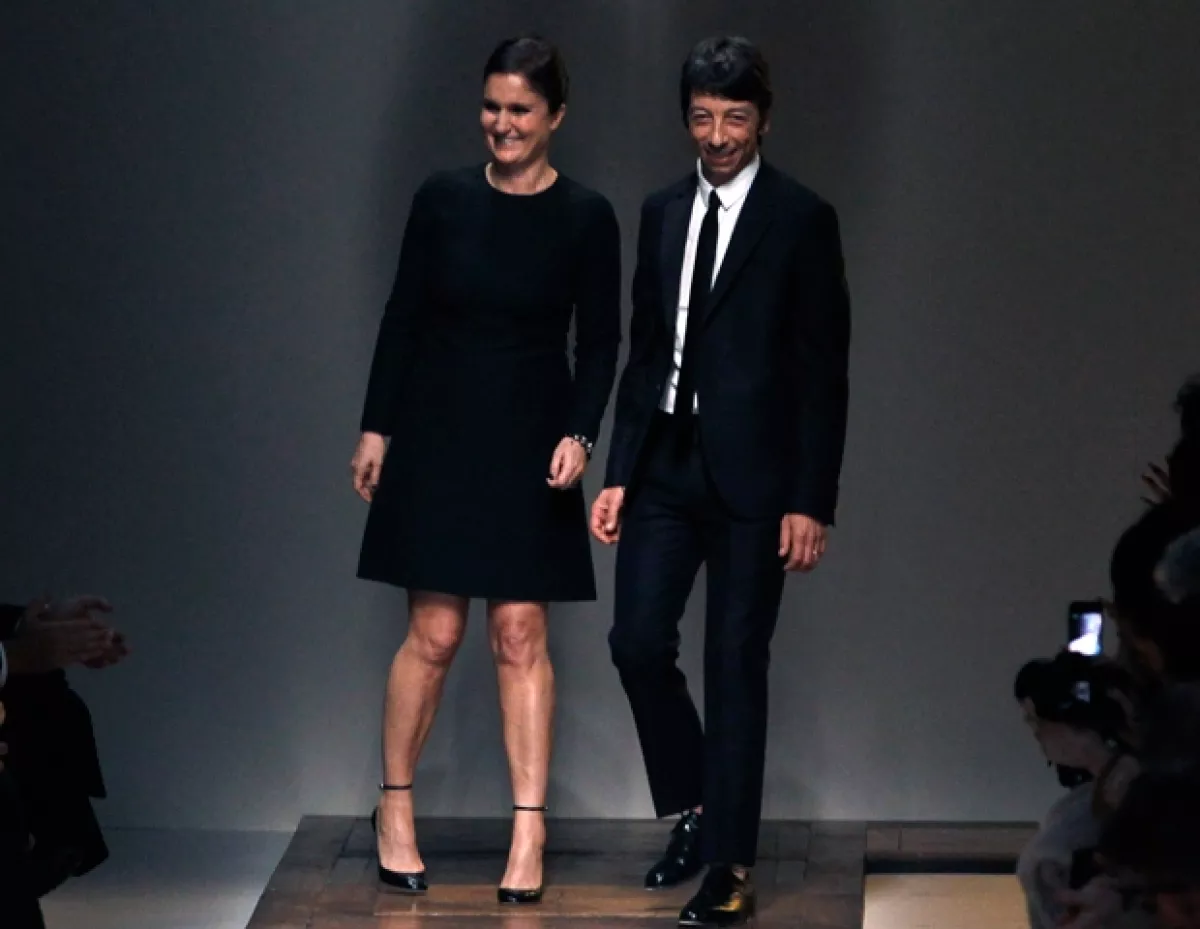 Maria Grazia Chiuri y Pier Paolo Piccioli al cerrar su último desfile.