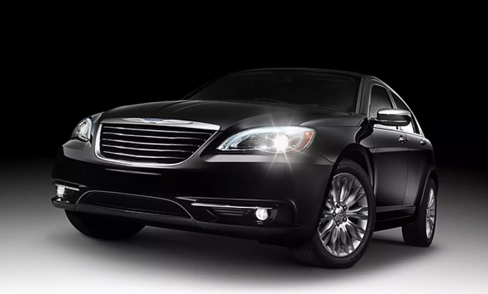 Las líneas del automóvil han sido rediseñadas respecto a su antecesor, en el exterior encontramos un cambio en la facia, la parilla ostenta el nuevo logo de Chrysler y los faros incorporan luces tipo LED.