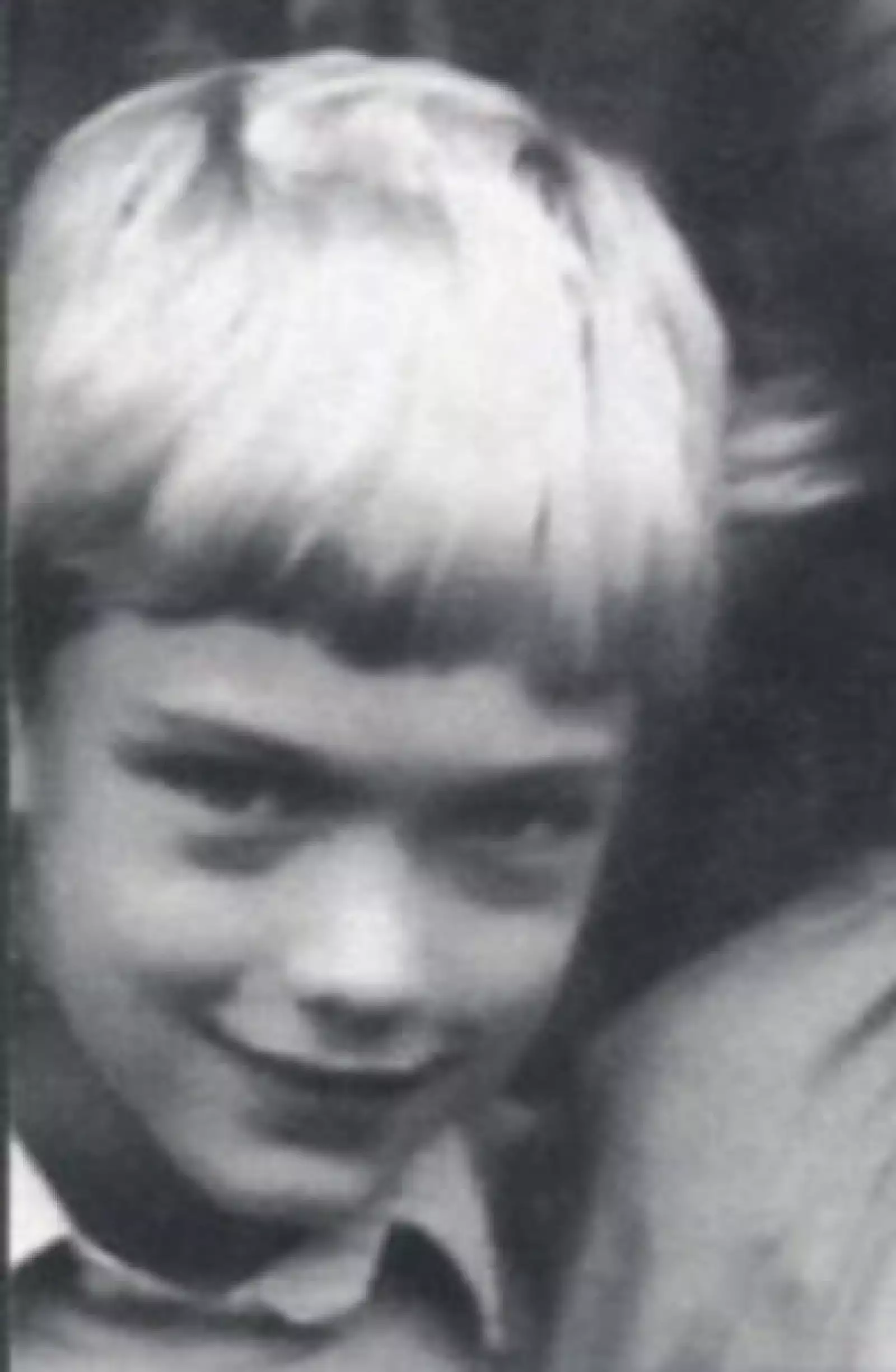 1980 (8 AÑOS).  David Jude Law nació el 29 de diciembre de 1972 en Londres, Inglaterra. Es hijo de Peter Law y Maggie Law, propietarios de una compañía teatral; tiene una hermana mayor, llamada Natasha, dedicada a la fotografía.