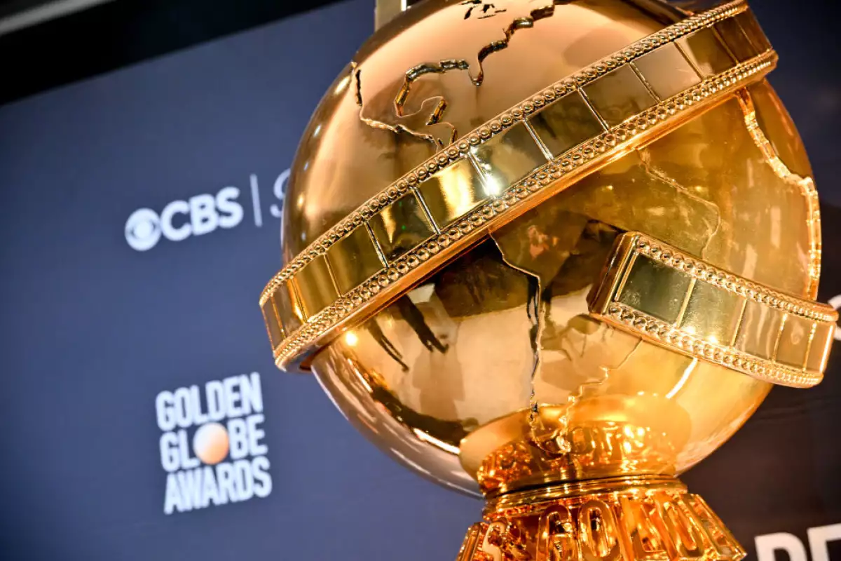Foto de un Globo de Oro que muestra un globo terráqueo dorado rodeado de una cinta de cine.