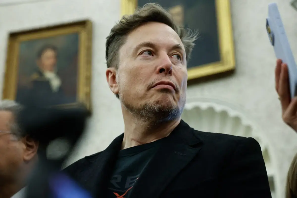 Elon Musk escucha mientras los reporteros preguntan a EE. UU. El presidente Donald Trump y el presidente de Sudáfrica, Cyril Ramaphosa, hacen preguntas durante una disponibilidad de prensa en la Oficina Oval de la Casa Blanca el 21 de mayo de 2025 en Washington, DC. Las relaciones entre los dos países han sido tensas desde que Trump firmó una orden ejecutiva en febrero que afirmaba que los sudafricanos blancos son víctimas de la confiscación de tierras por el gobierno y el genocidio basado en la raza, mientras admiten a algunos de esos afrikaners como refugiados en los Estados Unidos. Trump también detuvo toda la ayuda extranjera a Sudáfrica y expulsó al embajador del país en los Estados Unidos, Ebrahim Rasool.