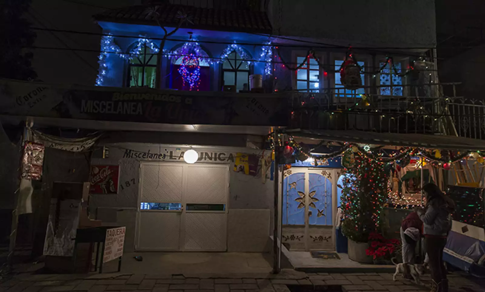 Las imágenes religiosas se unen a la celebración navideña en algunos hogares, como éste, en Xochimilco, una zona popular de la ciudad.