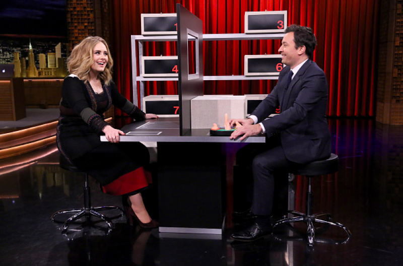La estrella de Hello hace uso de su poker face para engañar a Jimmy Fallon y demostrar que no sólo puede cantar como nadie más, pero también es una excelente mentirosa