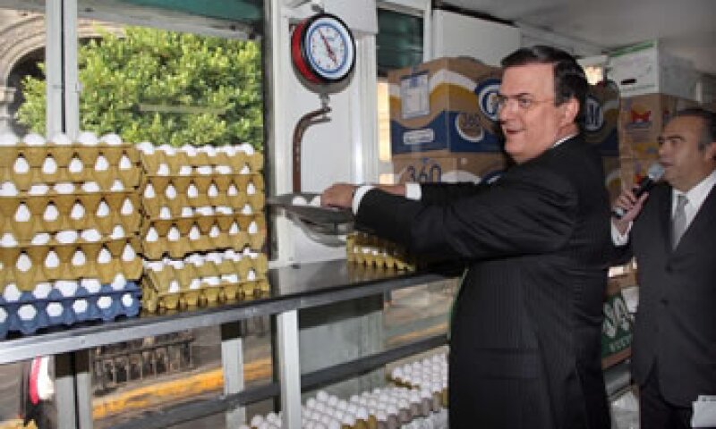 El jefe de Gobierno, Marcelo Ebrard, dio el banderazo de salida al tráiler que venderá el kilo de huevo a 20 pesos. (Foto: Notimex)