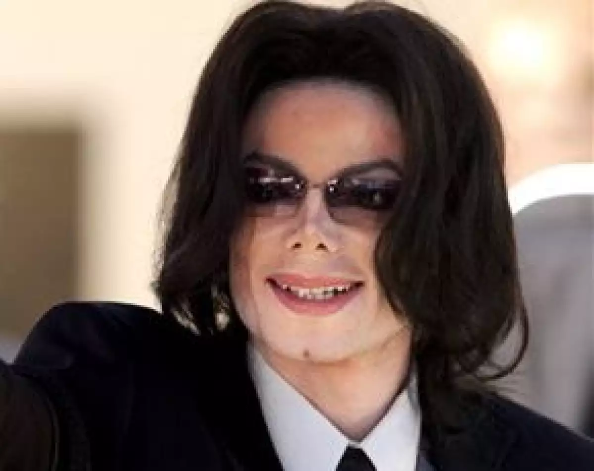 Un juez despejó el jueves el camino para que la autobiografía de Michael Jackson titulada "Moonwalk" regrese a los estantes en Estados Unidos, Canadá y Europa.