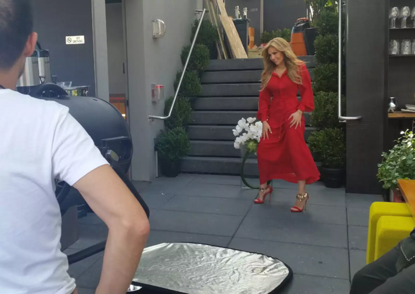 En un vestido y zapatos de DSQUARED2, con accesorios de Jessica de Carlo y flores de Ovando-NY.