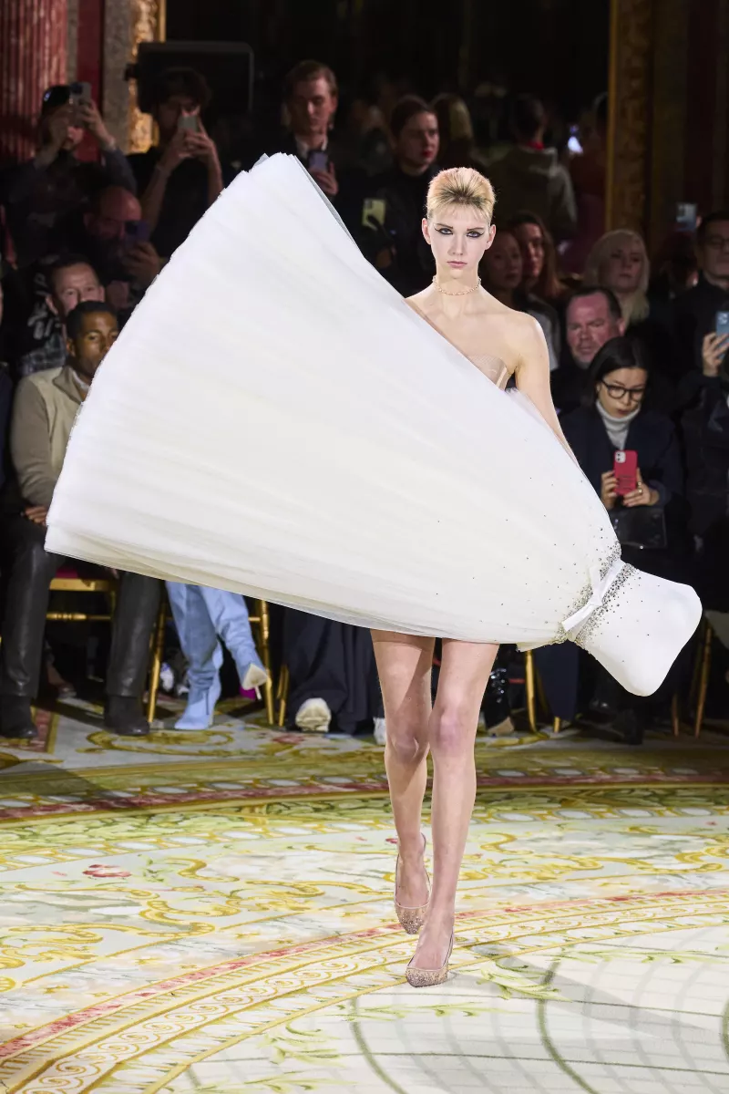 viktor-rolf-vestido-diagonal.jpg