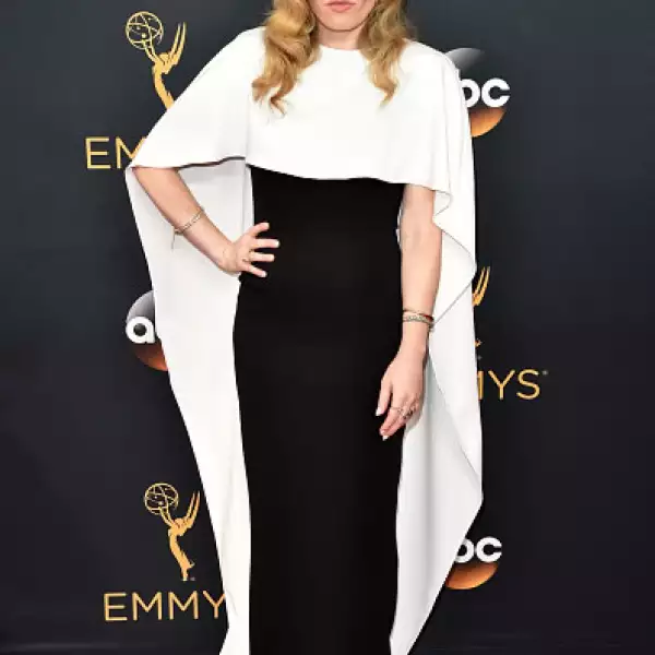 Natasha Lyonne en Sally LaPointe.