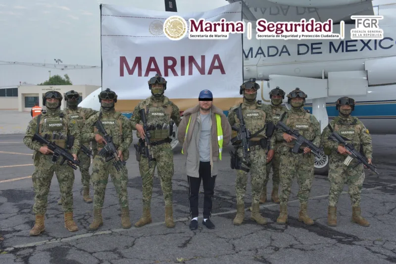En la imagen, Miguel Ángel "N", "El Capitán Sol", junto a marinos tras su detención.