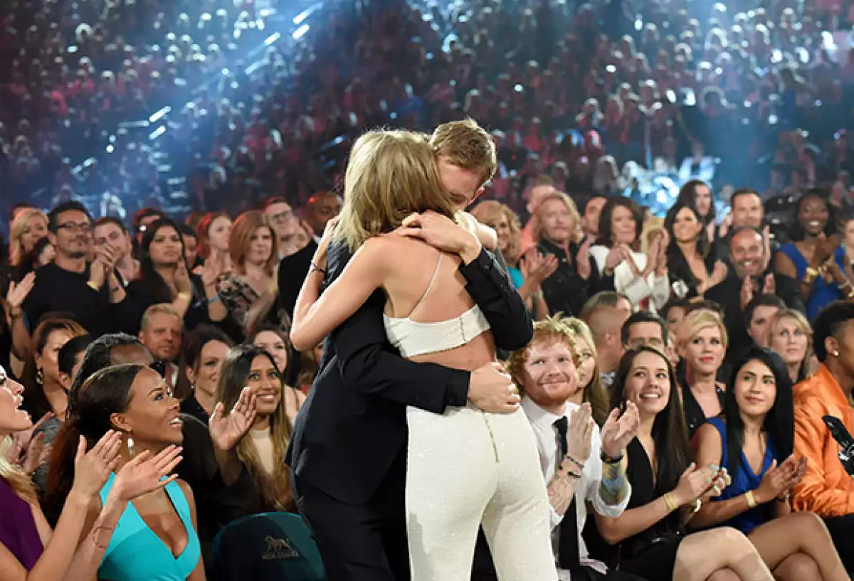 La pareja no había confirmado su relación aunque ya se les veía en todas partes juntos. Sin embargo, después de demostrarse afecto en los Billboard ya no hay necesidad de anunciarlo oficialmente.