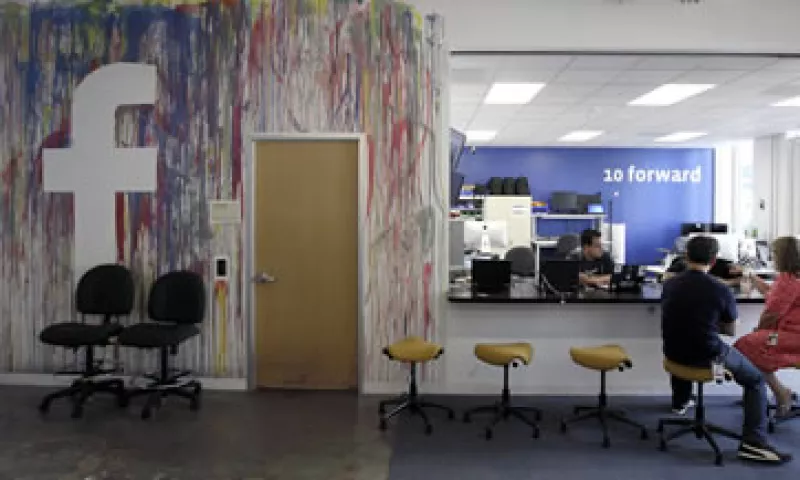 La comida gratis o las salas de juegos buscan tener a la gente en las oficinas  de Silicon Valley. (Foto: AP)