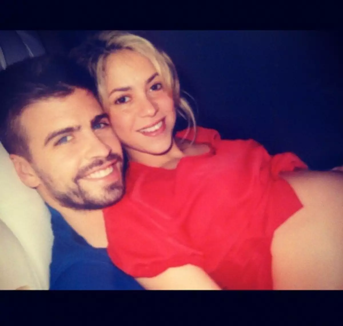 Hace unos momento la cantante colombiana compartió una imagen donde está con su novio Gerard Piqué reposando antes de recibir a su primogénito.