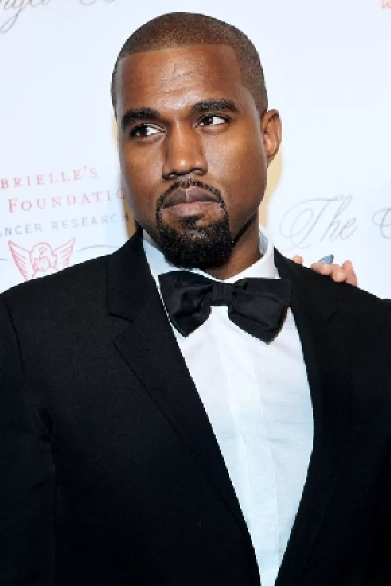 Kanye podría diseñar el vestido de la bella Kardashian.