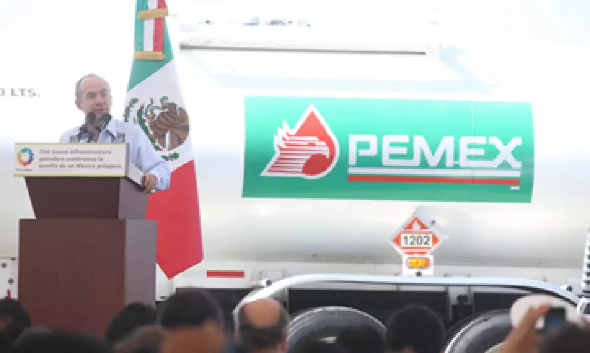 Pemex prevé invertir un promedio de 23,000 millones de dólares en exploración y explotación hasta 2026. (Foto: Notimex)