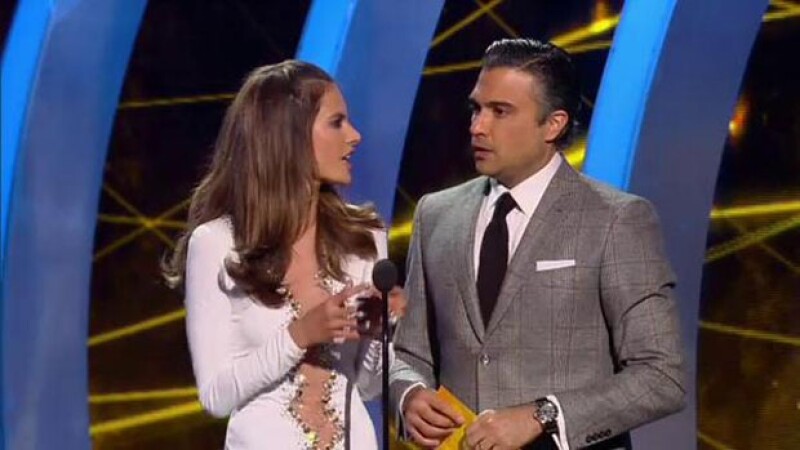 El momento en que Alessandra Ambrosio y Jaime Camil subieron al escenario.