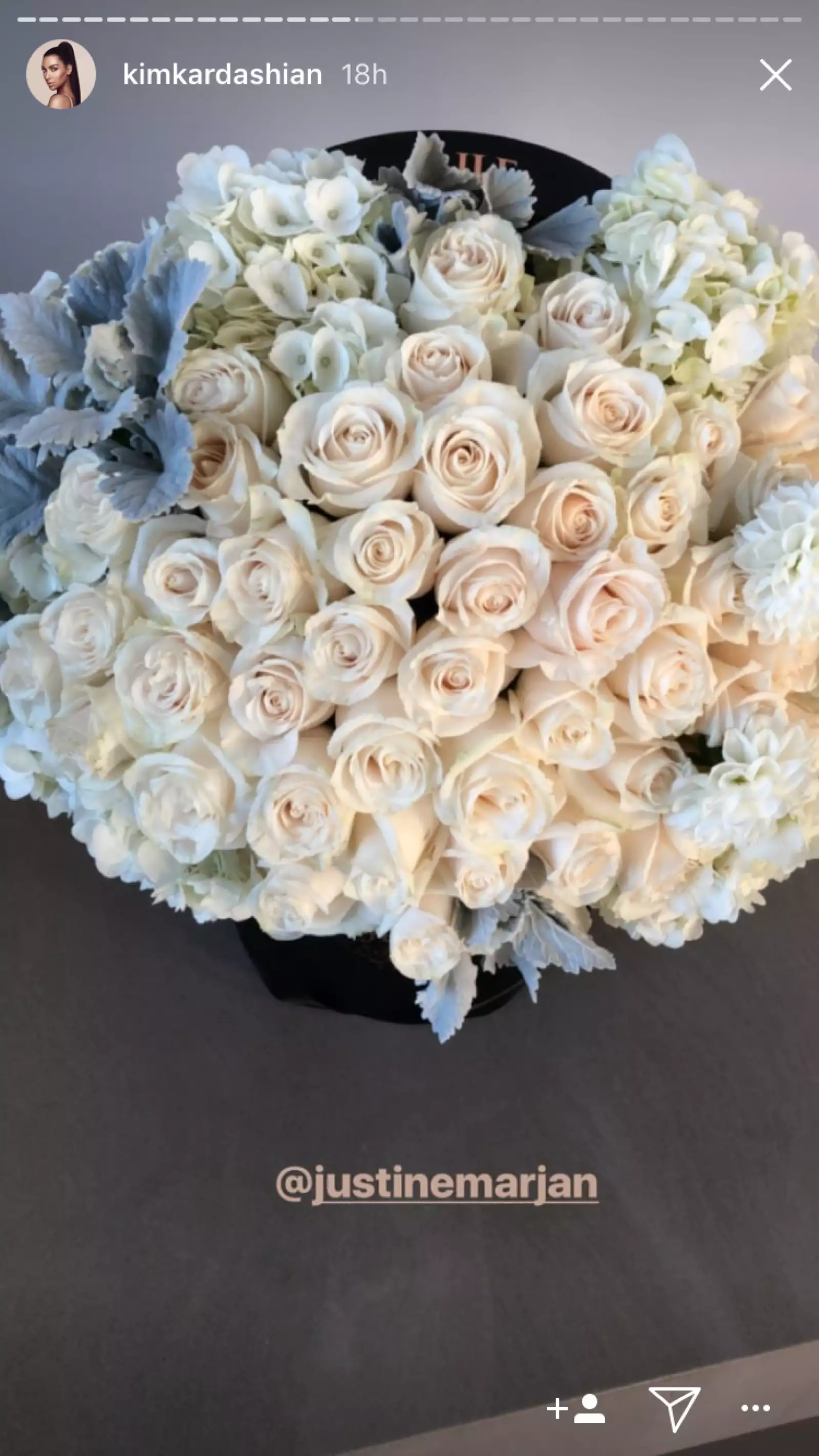 Kim Kardashian recibió decenas de flores por su cumple 37
