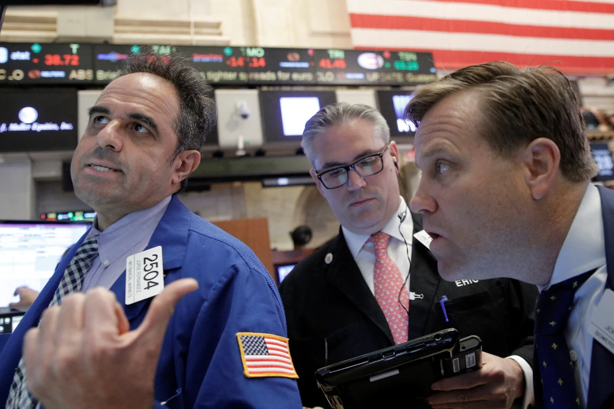 Los principales índices operan en línea con pérdidas. Dow Jones baja 0.21% a 17,827 unidades.