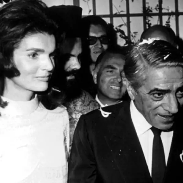 Se colocó como el favorito de grandes figuras como Farah Diba, Liz Taylor y Jackie Onnasis.