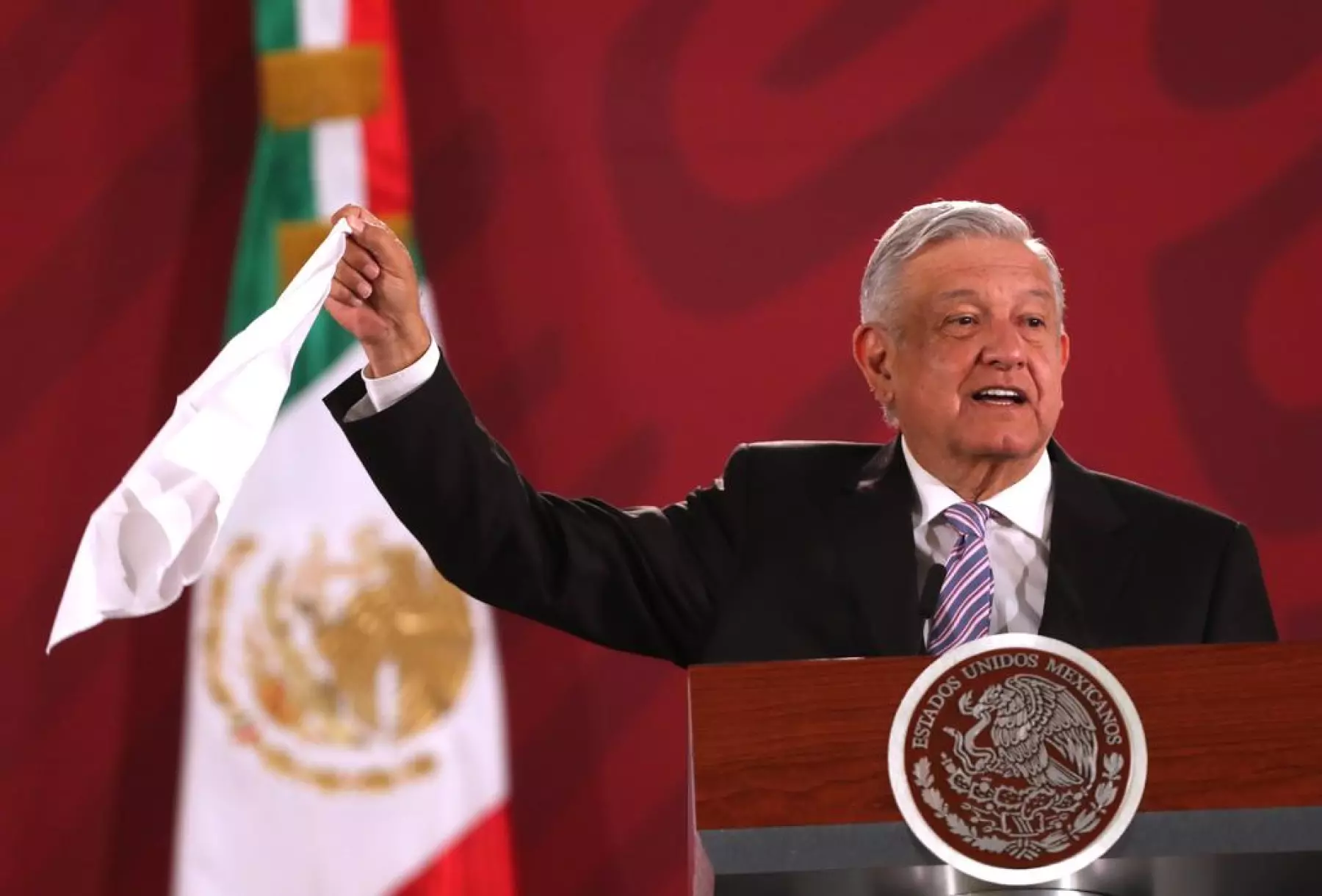 amlo pañuelo blanco a la corrupción.jpeg