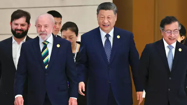 El presidente chino Xi Jinping, el presidente de Brasil, Luiz Inacio Lula da Silva, el presidente de Chile, Gabriel Boric, y el presidente de Colombia, Gustavo Petro, llegan para una sesión de fotos grupales antes de la ceremonia de apertura de la reunión ministerial del Foro China-CELAC en Beijing, China, 13 de mayo de 2025.