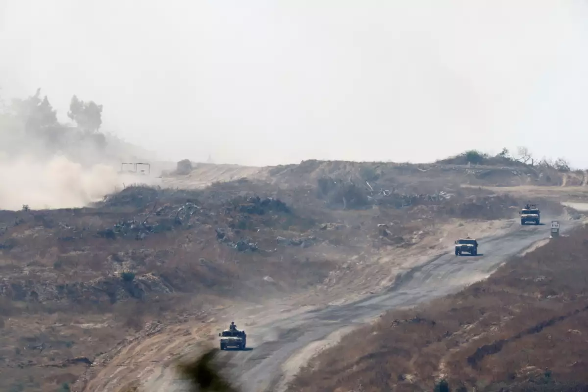 Los vehículos militares israelíes maniobran dentro de la Franja de Gaza, en medio del conflicto en curso entre Israel y Hamas, cerca de la frontera entre Israel y Gaza, visto desde Israel, el 5 de junio de 2024.