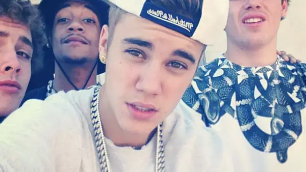 Con su grupo de amigos a quienes literalmente llama `The team´.