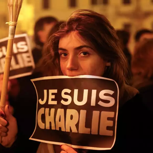 Miles de personas marcharon, mientras que el Gobierno condenó el ataque.