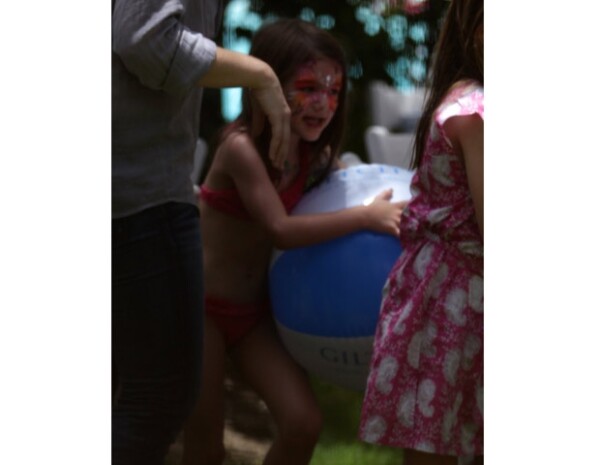 Suri durante el festejo de su papá.