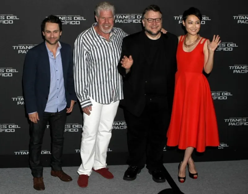 El director de cine presentó anoche su nueva cinta “Titanes del Pacífico”, su mejor motivo para visitar su país natal. Con él estuvieron Rinko Kikuchi, Ron Perlman y Charlie Day.