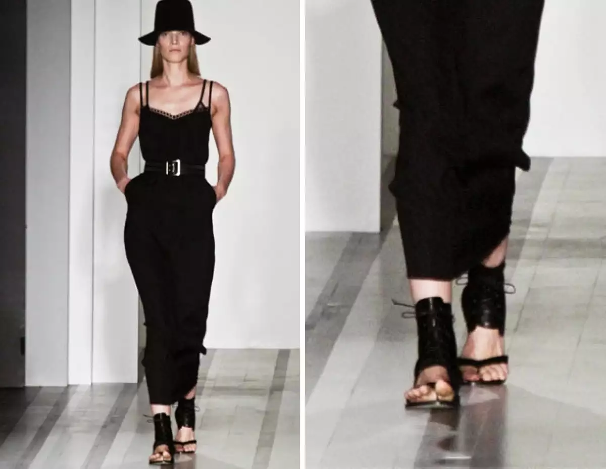 La diseñadora sorprendió al elegir zapatos planos y siluetas ligeras.