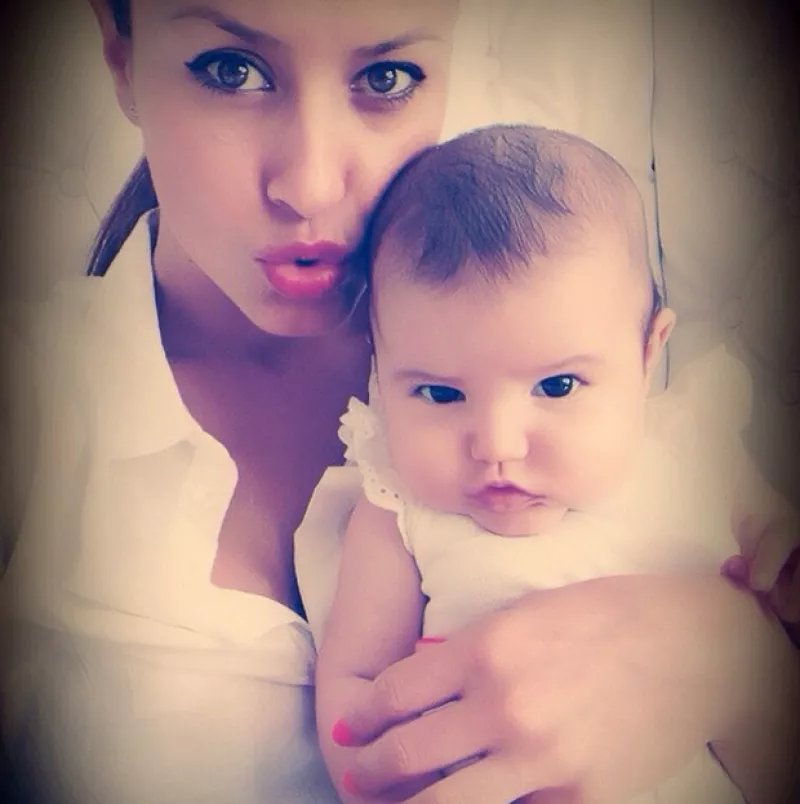 La pareja de famosos son una verdadera muestra de ternura cuando se trata de mostrar a sus dos pequeñas hijas Regina y Erin.