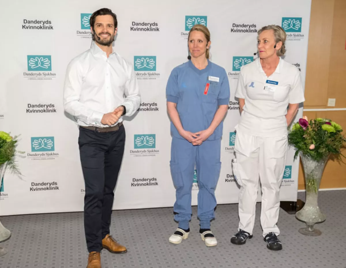 En una rueda de prensa en el hopsital, el principe declaró su felicidad.