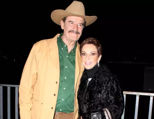 Vicente Fox y Martha Sahagún disfrutaron el concierto de Carlos Santana en el Estadio Nou Camp, de León, Gto.