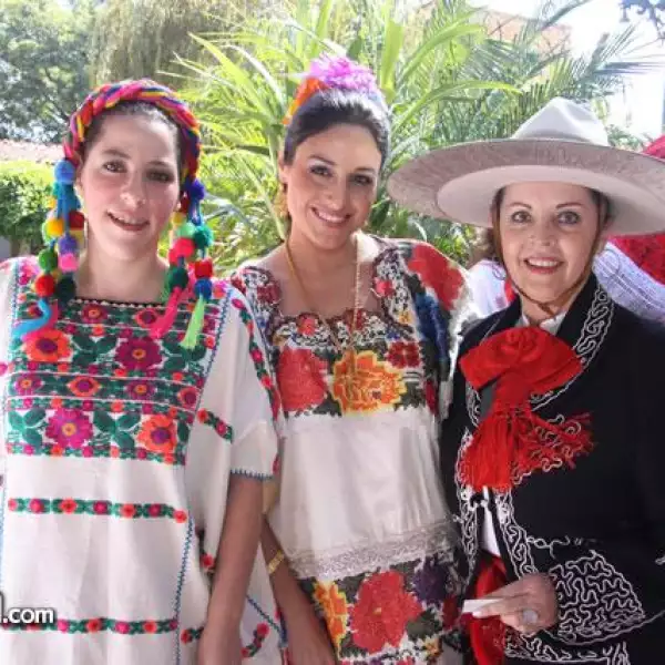 Desayuno Homenaje Desfile trajes de ?ca